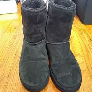 black short uggs in a size 8